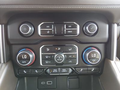 2024 Chevrolet Suburban - Photo 18
