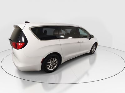 2022 Chrysler Voyager — photo 7 view