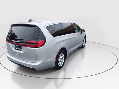 2023 Chrysler Pacifica — photo 7 view