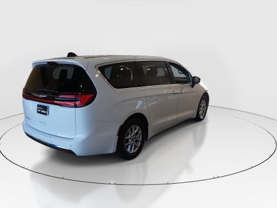 2023 Chrysler Pacifica — photo 7 view