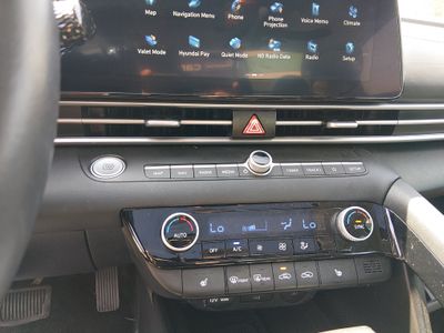 2025 Hyundai Elantra — photo 13 view