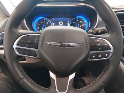 2023 Chrysler Pacifica — photo 12 view