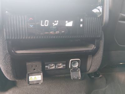 2024 Jeep Wagoneer - Photo 23