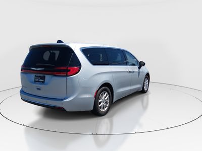 2023 Chrysler Pacifica — photo 7 view