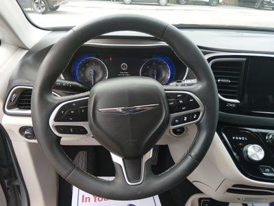 2023 Chrysler Pacifica — photo 12 view