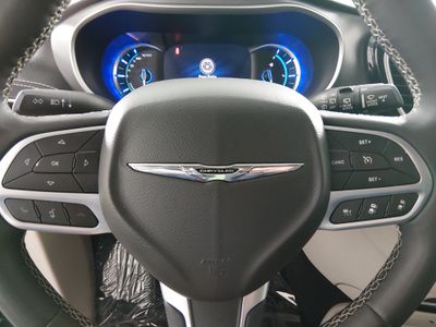 2022 Chrysler Pacifica — photo 12 view