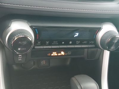 2025 Toyota RAV4 - Photo 18