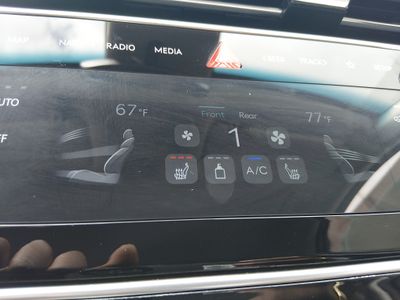 2025 Genesis GV80 — photo 18 view