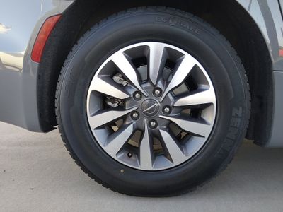 2023 Chrysler Pacifica — photo 10 view