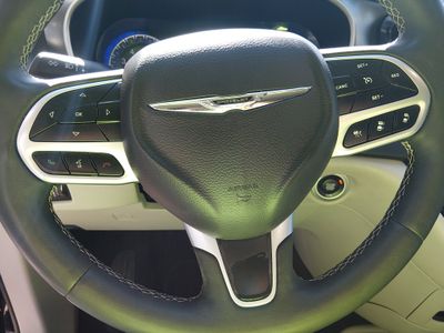 2024 Chrysler Pacifica — photo 12 view