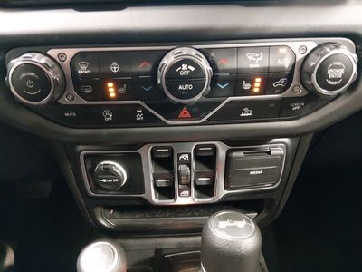 2025 Jeep Wrangler - Photo 17