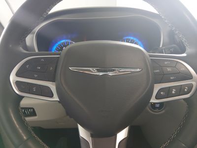 2023 Chrysler Pacifica — photo 12 view