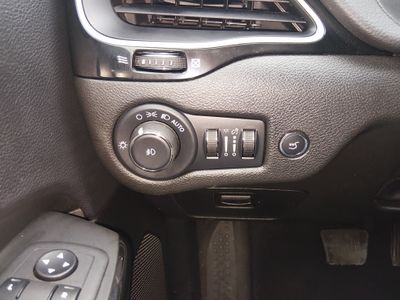 2023 Jeep Cherokee — photo 13 view