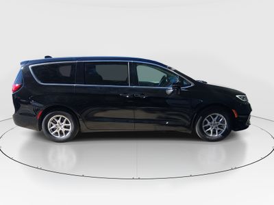 2024 Chrysler Pacifica — photo 8 view