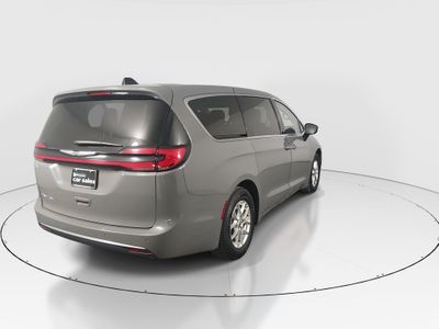2023 Chrysler Pacifica — photo 7 view