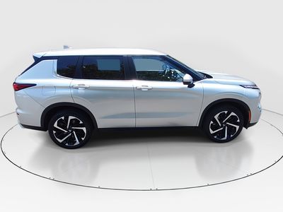 2024 Mitsubishi Outlander — photo 8 view