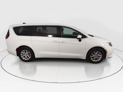 2022 Chrysler Voyager — photo 8 view