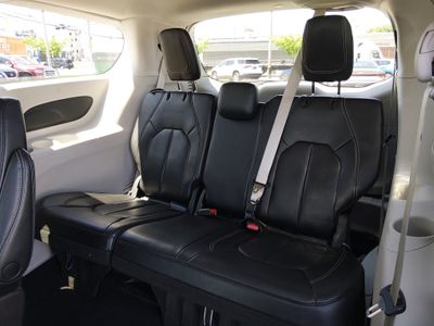2023 Chrysler Pacifica — photo 17 view