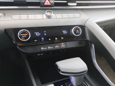 2024 Hyundai Elantra - Photo 21