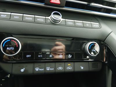 2024 Hyundai Elantra — photo 18 view