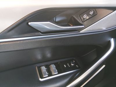 2025 Jaguar F-PACE - Photo 19