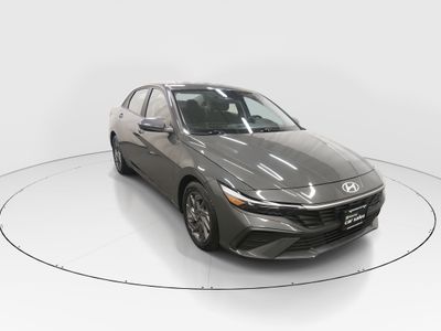 2024 Hyundai Elantra SEL IVT — front three-quarter view