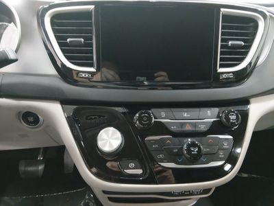 2022 Chrysler Pacifica — photo 13 view