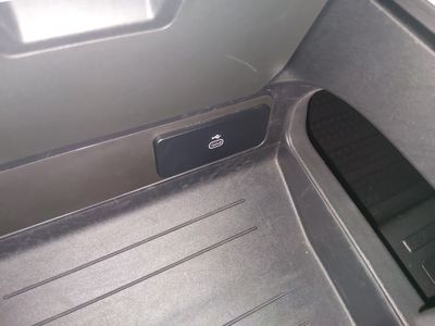2025 Land Rover Defender — photo 19 view