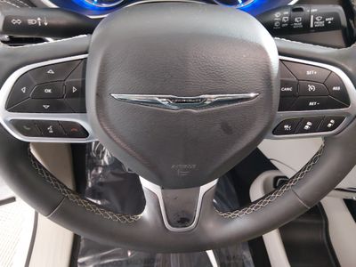 2023 Chrysler Pacifica — photo 12 view