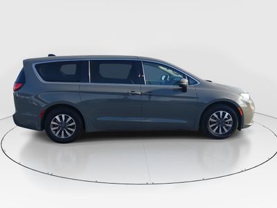 2023 Chrysler Pacifica — photo 8 view