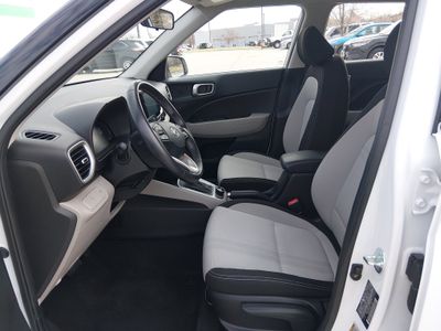 2025 Hyundai Venue - Photo 17