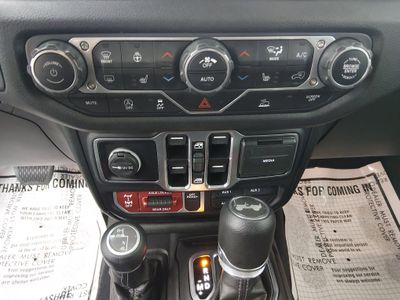 2025 Jeep Wrangler - Photo 13