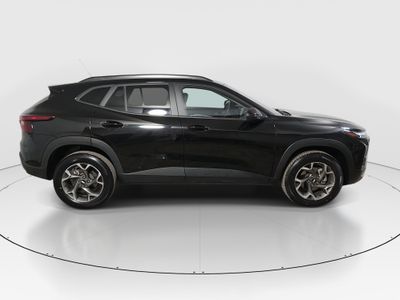2025 Chevrolet Trax - Photo 8