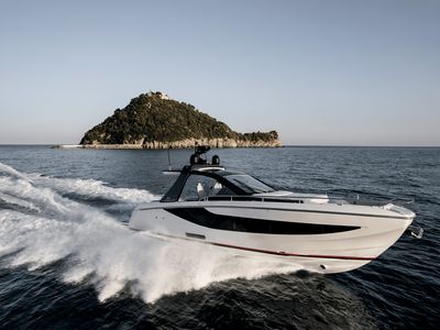 2026 Azimut Verve 42 — front three-quarter view