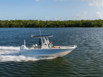 2026 Boston Whaler 220 Dauntless — front three-quarter view