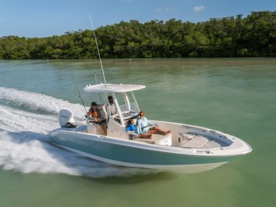 2027 Boston Whaler 25DA — front three-quarter view