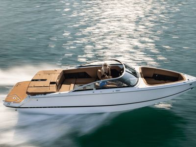 2025 Four Winns H4 — front three-quarter view
