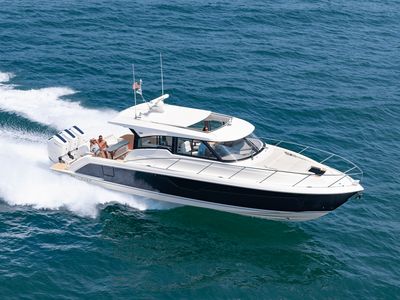 2025 Tiara Yachts LE 48 — front three-quarter view