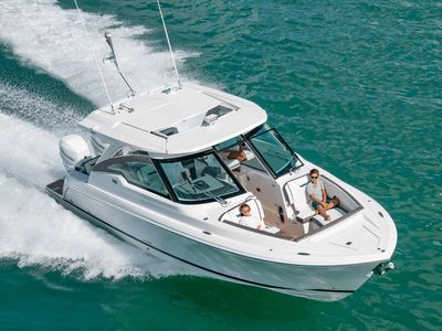 2025 Tiara Yachts LX 34 — front three-quarter view