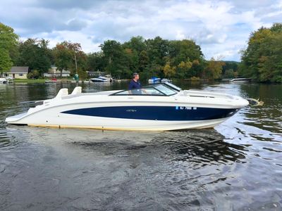 2016 Sea Ray 290 SUNDECK — front three-quarter view
