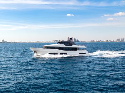 2026 Ocean Alexander 28L — front three-quarter view