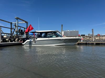 2025 Boston Whaler 330 Vantage — front three-quarter view