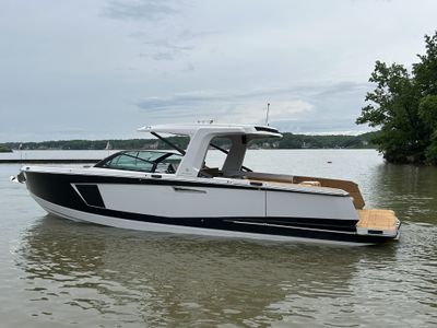 2025 Aviara AV40 — front three-quarter view