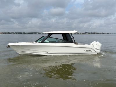 2025 Boston Whaler 330 Vantage — front three-quarter view