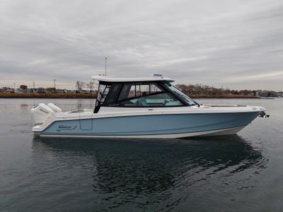 2026 Boston Whaler 330 Vantage — front three-quarter view
