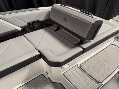 2025 Cobalt R8 Outboard - Photo 43