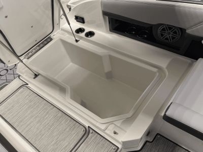 2025 Cobalt R8 Outboard - Photo 46