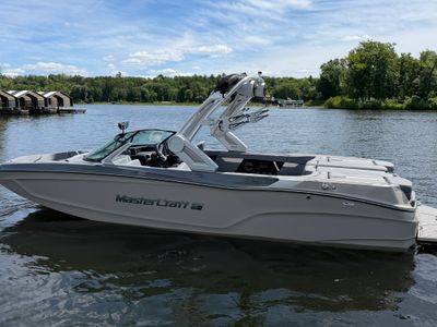 2025 Mastercraft XT24 — front three-quarter view