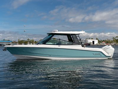 2026 Boston Whaler 330 Vantage — front three-quarter view