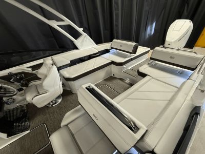 2025 Cobalt R6 Outboard — photo 9 view